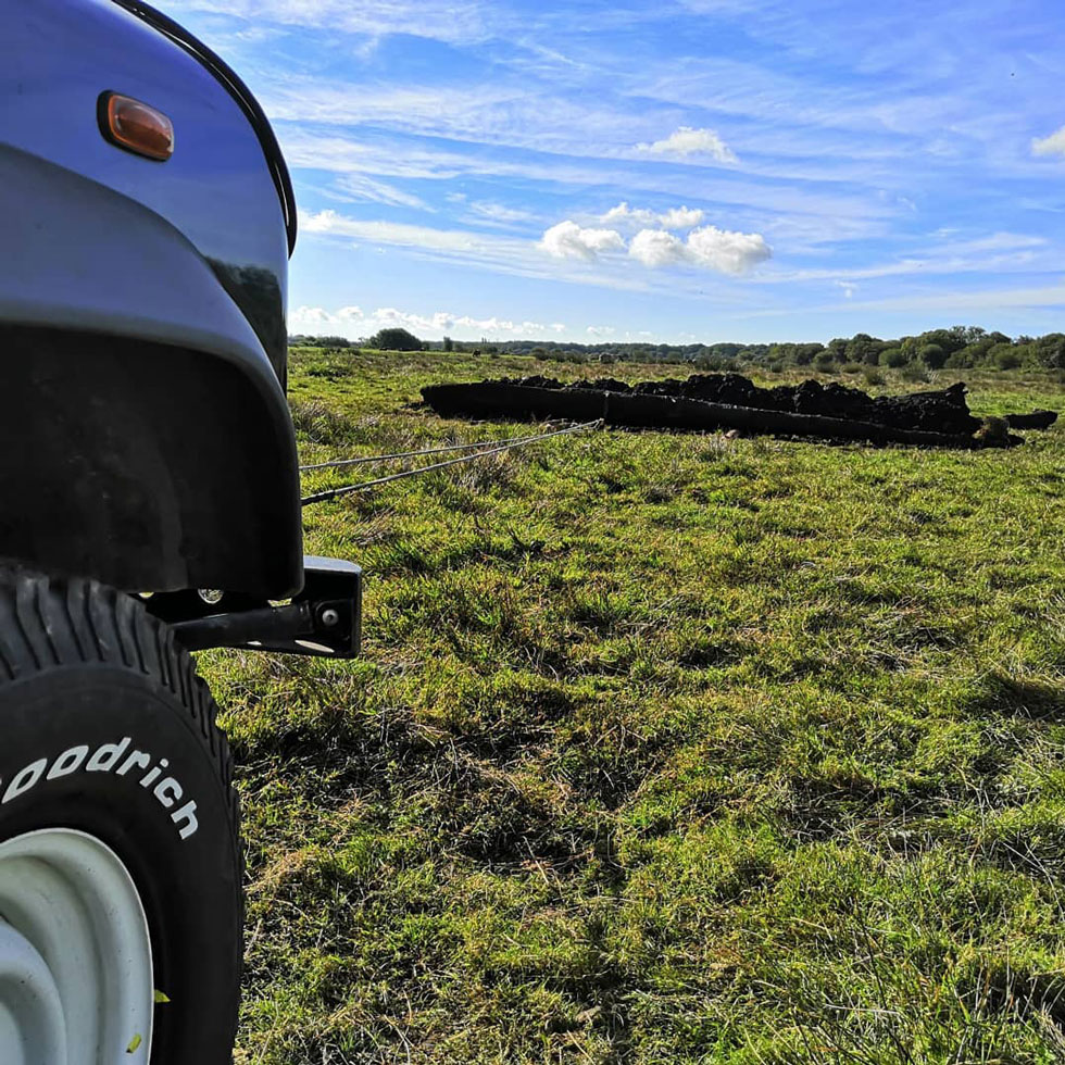 Defender tire le tronc hors de sa cavite