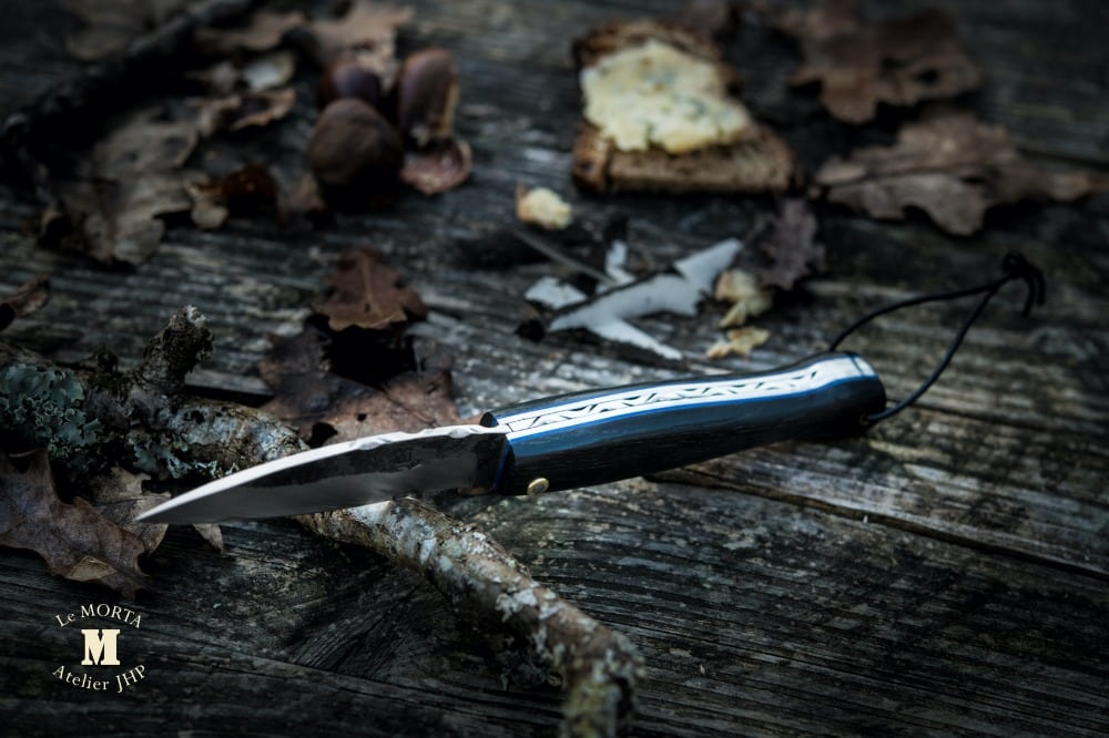 Cadeau de retraite pour homme : le couteau artisanal, symbole d’une mission accomplie 6 Couteau Morta brut de forge liseres bleus 10