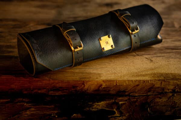 Une trousse à couteaux en cuir de qualité, doté de solides sangles à boucle et du logo de Couteaux Morta gravé en or, qui représente le mélange parfait de fonctionnalité et d'élégance