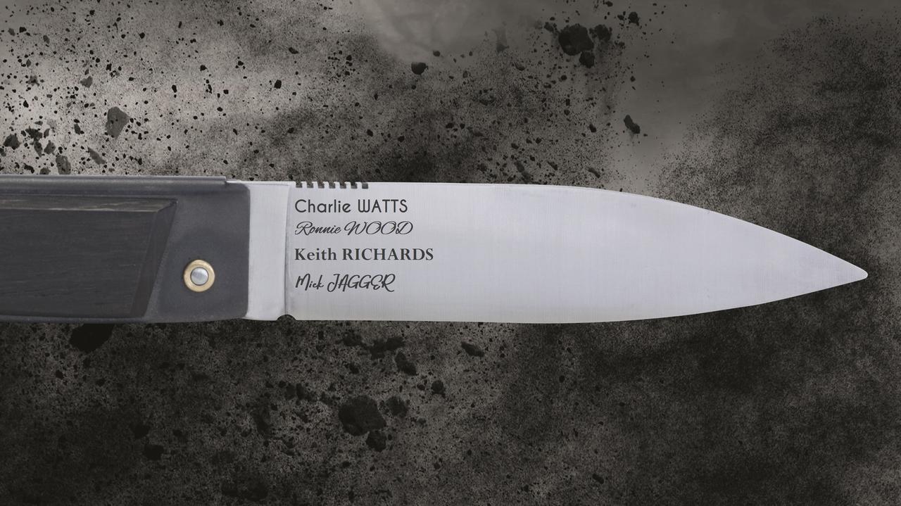 Une lame de couteau présentant les polices de gravure disponibles pour personnaliser son couteau.