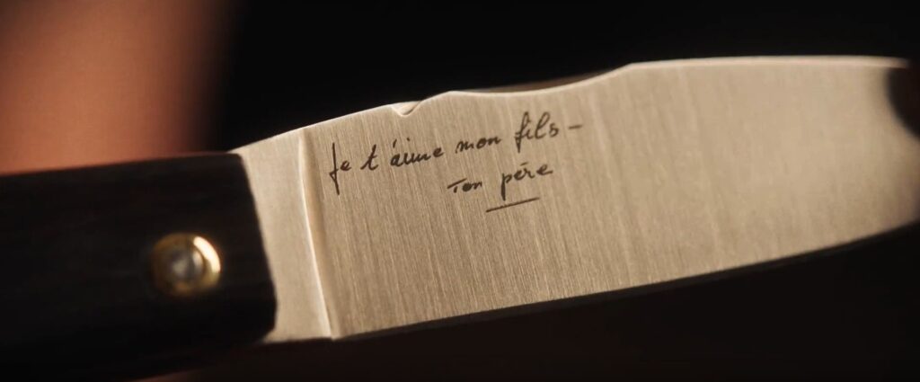 Couteau de randonnée : une lame à portée d’aventures 7 gravure manuscrite lame