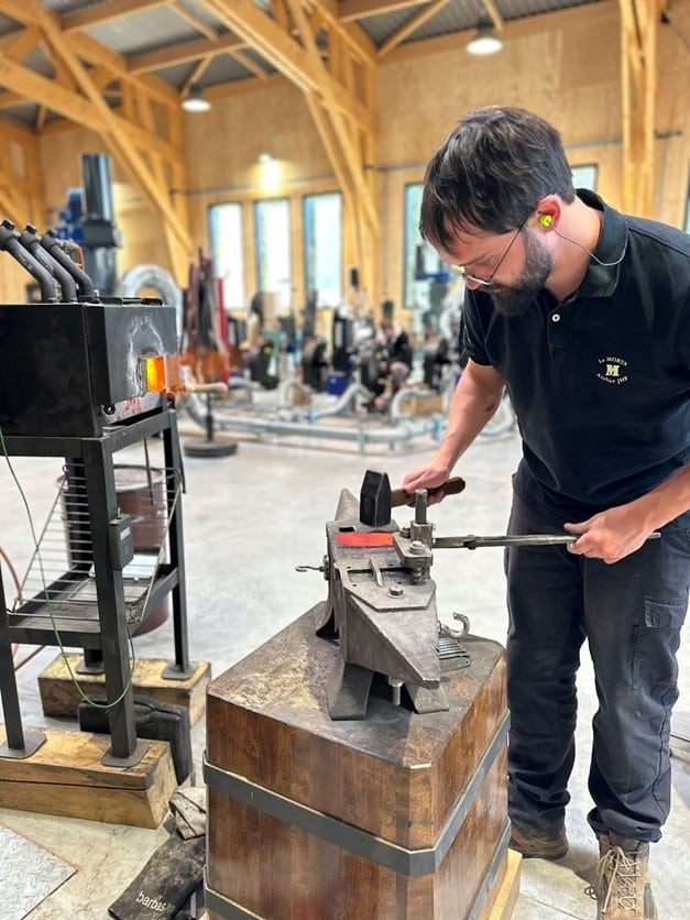 Travail de forge en coutellerie - Marco, coutelier chez Couteaux Morta
