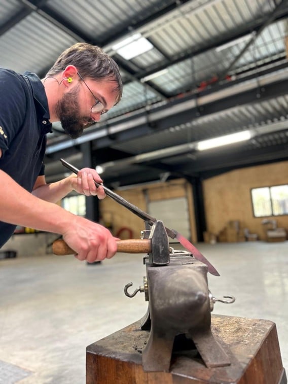 forge en coutellerie : lame en sortie de chauffe à l’atelier Couteaux Morta