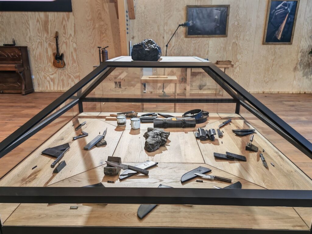 Vitrine d'exposition des couteaux Morta dans le showroom du nouvel atelier JHP