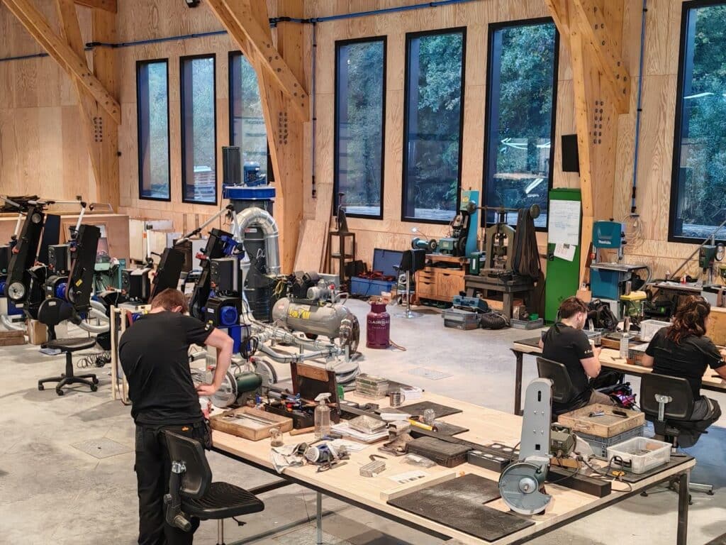 Showroom de l'atelier JHP avec vue sur l'espace de production des couteliers