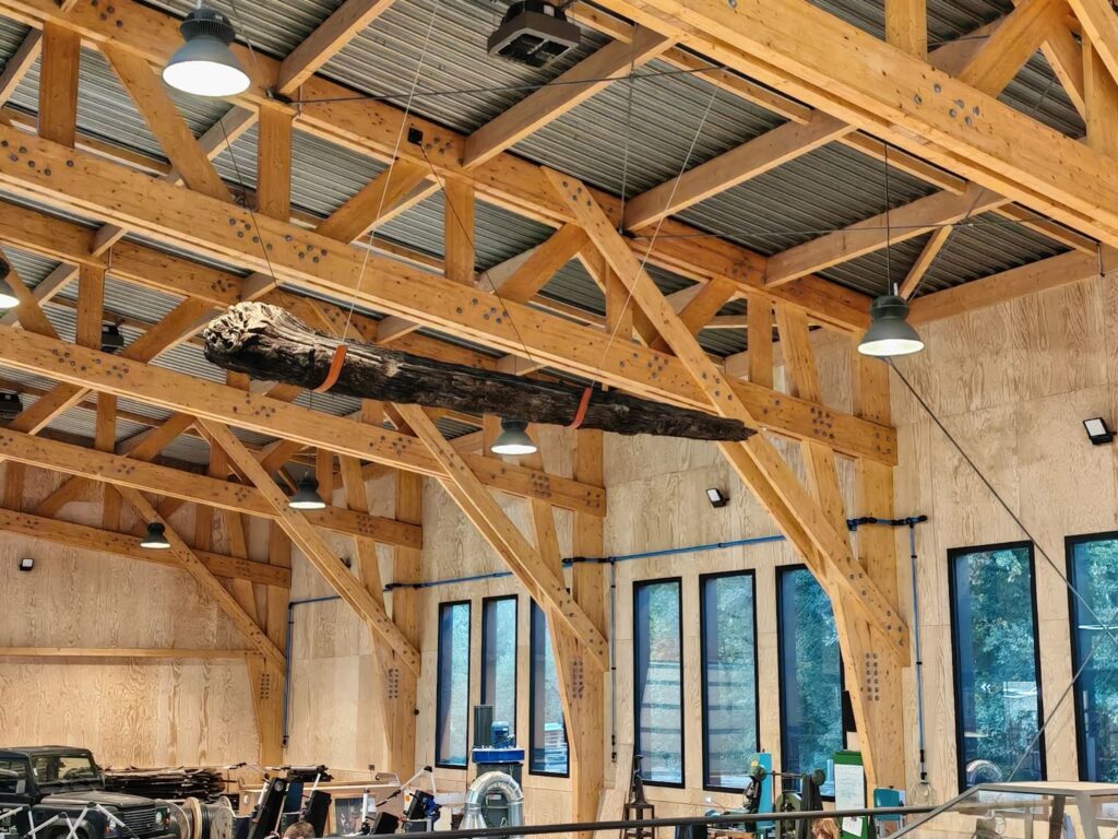 Intérieur du nouvel atelier JHP à Saint-Nazaire avec charpente apparente et tronc de Morta suspendu
