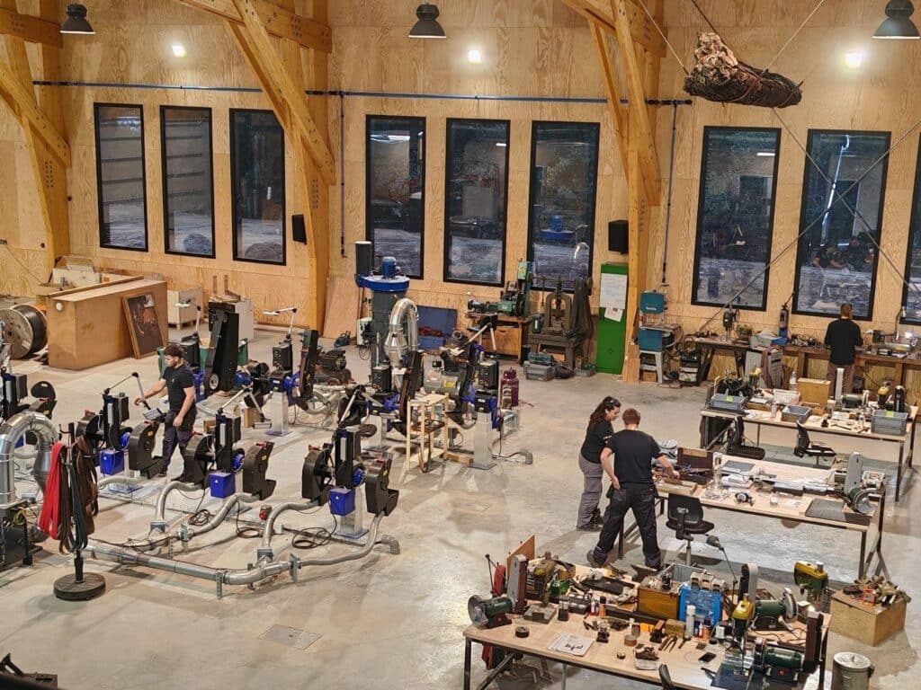 Vue panoramique de l'atelier JHP avec ses espaces de forge et de production