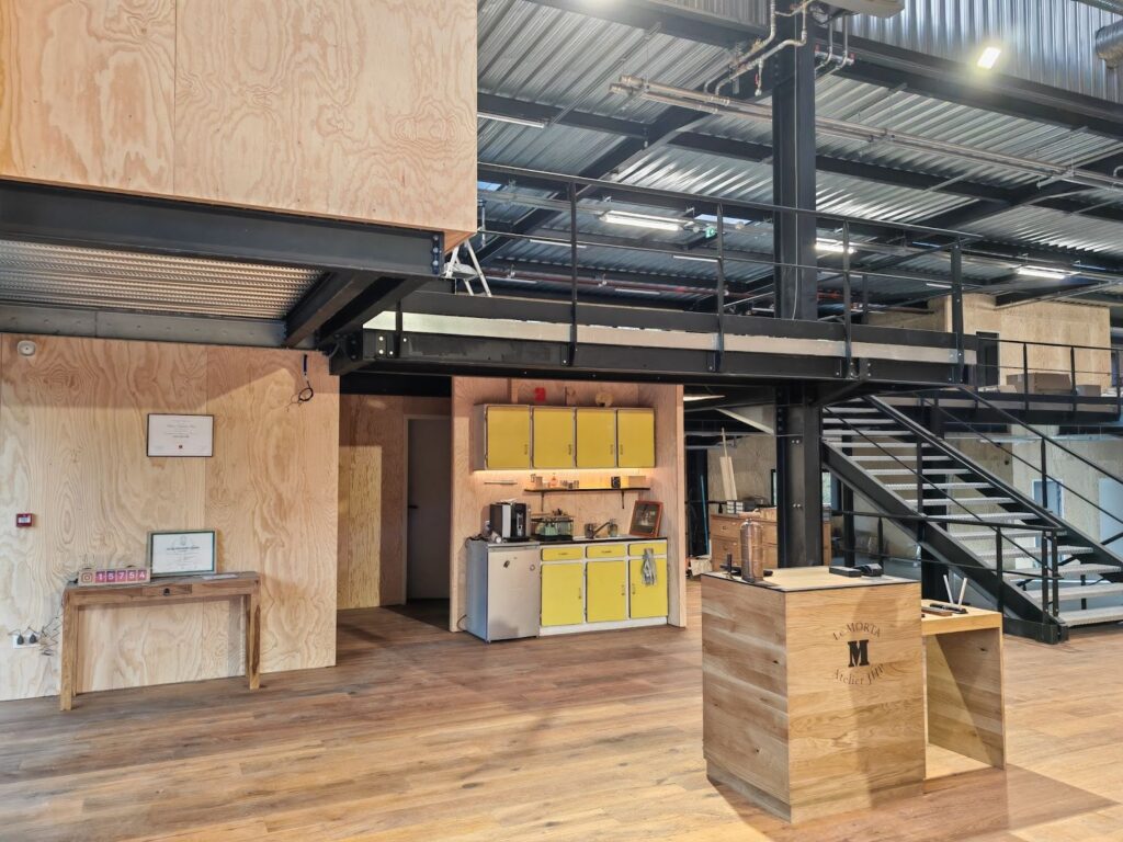 Espace de travail des couteliers dans le nouvel atelier JHP de Saint-Nazaire