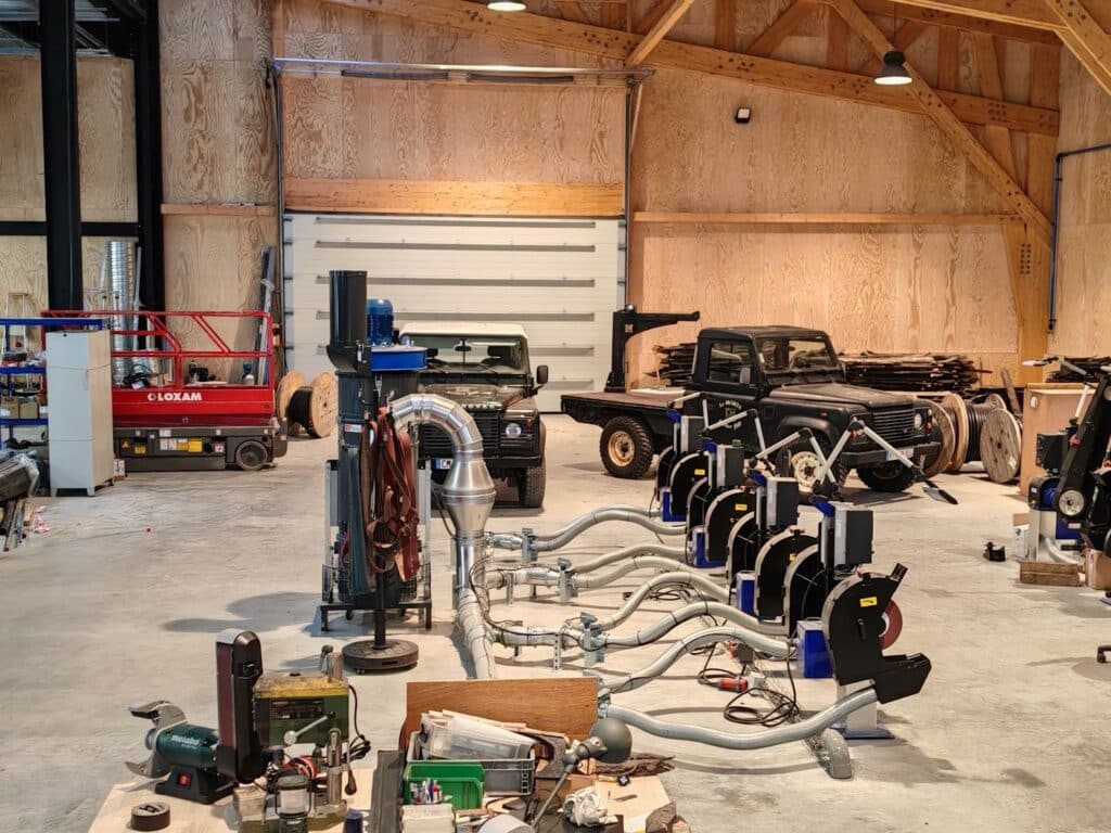 Backstands et tourets dans l'atelier de coutellerie JHP équipé pour la production