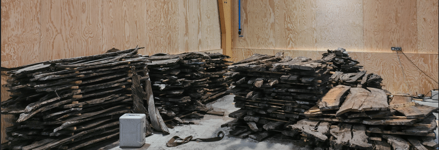 Stock de bois Morta stocké dans le nouvel atelier, prêt pour un an de production