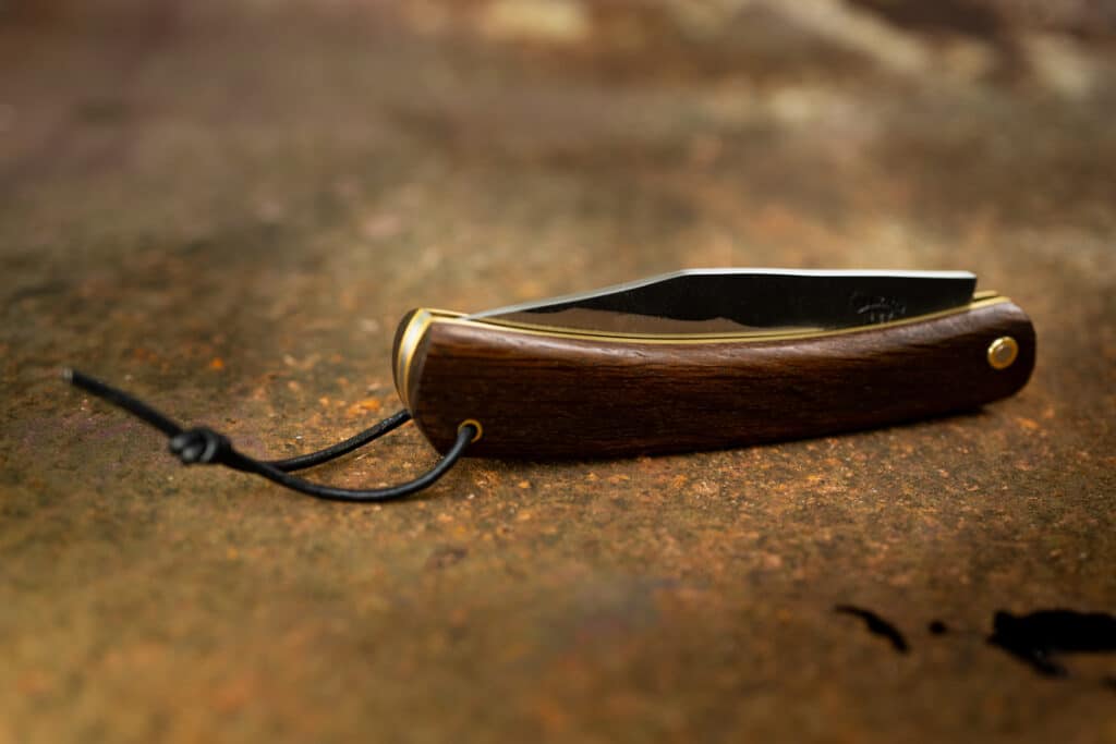 Le Tourbé Brut de Forge, couteau pliant à manche en Morta et lame forgée en 90MCV8