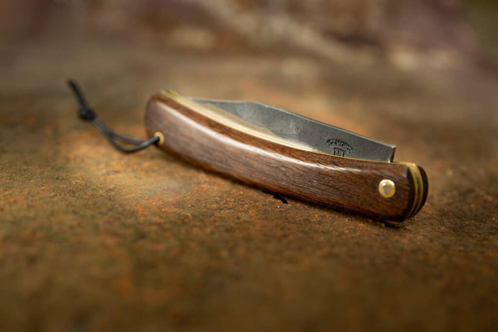 Le Tourbé Brut de Forge, couteau pliant à manche en Morta et lame forgée en 90MCV8