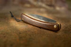 Le Tourbé Brut de Forge, couteau pliant à manche en Morta et lame forgée en 90MCV8