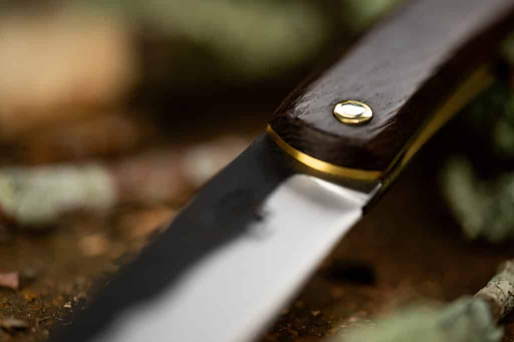 Le Tourbé Brut de Forge, couteau pliant à manche en Morta et lame forgée en 90MCV8