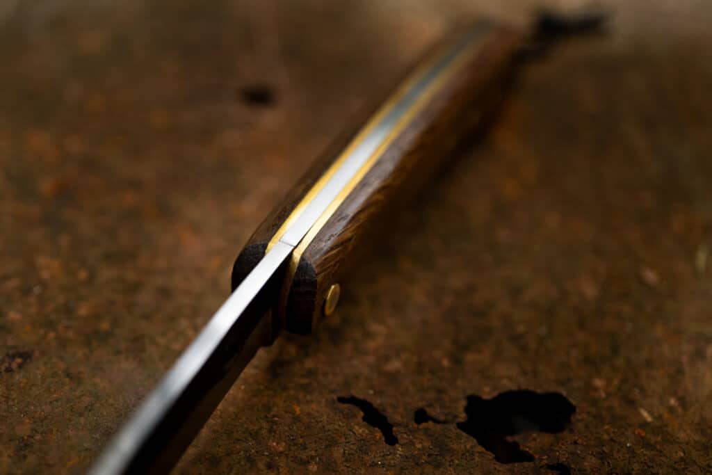 Le Tourbé Brut de Forge, couteau pliant à manche en Morta et lame forgée en 90MCV8