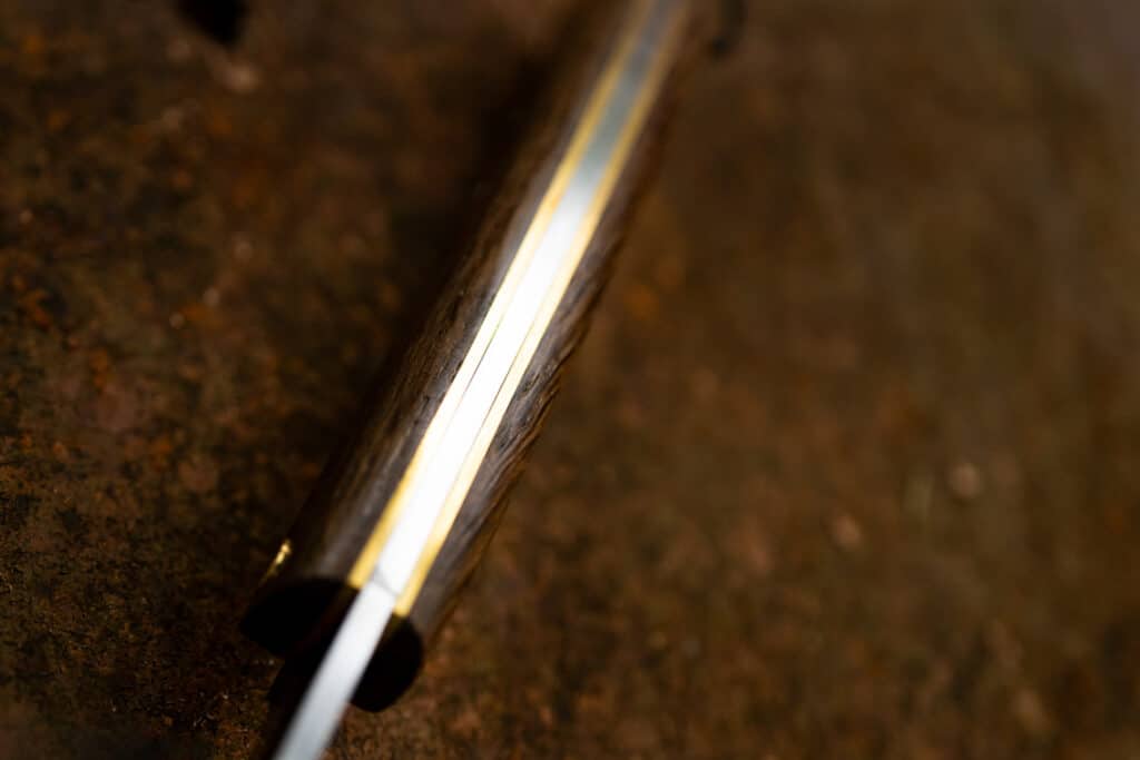 Le Tourbé Brut de Forge, couteau pliant à manche en Morta et lame forgée en 90MCV8