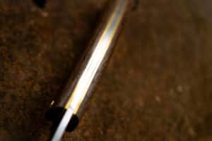 Le Tourbé Brut de Forge, couteau pliant à manche en Morta et lame forgée en 90MCV8